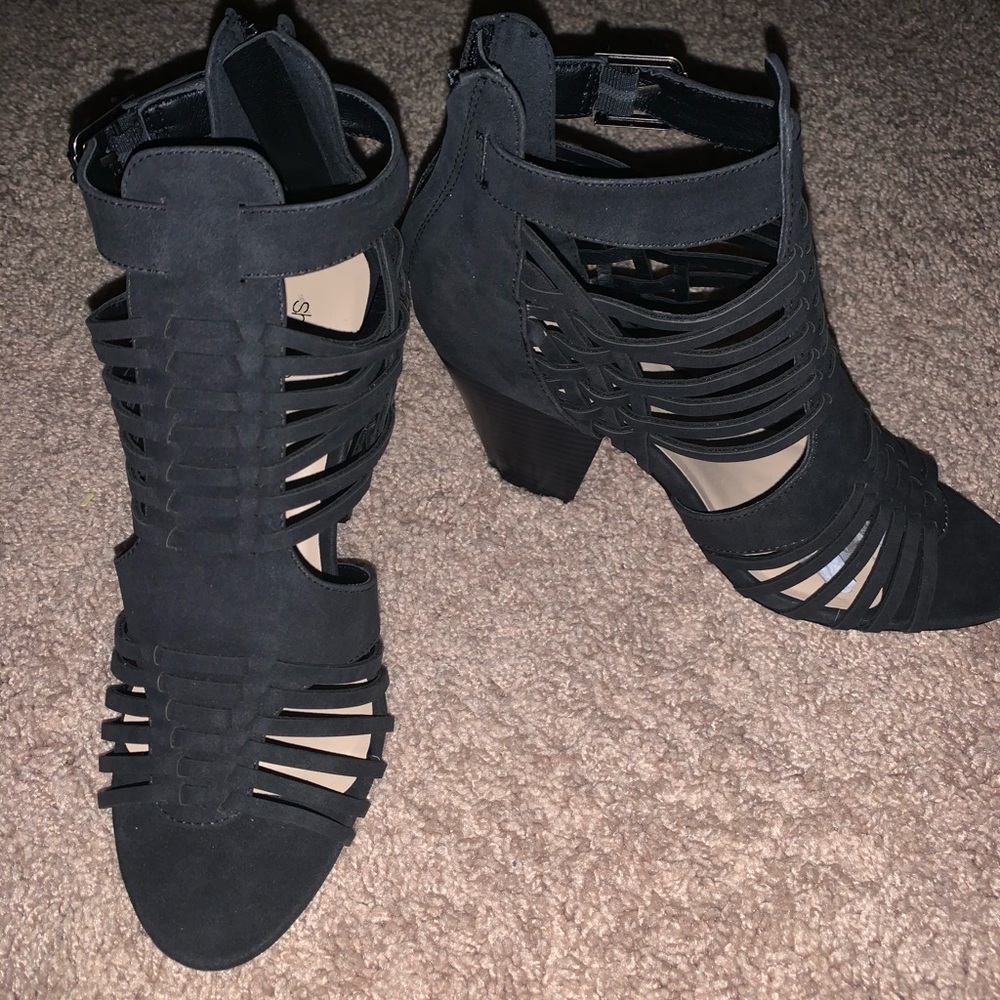 Black low chunky heels